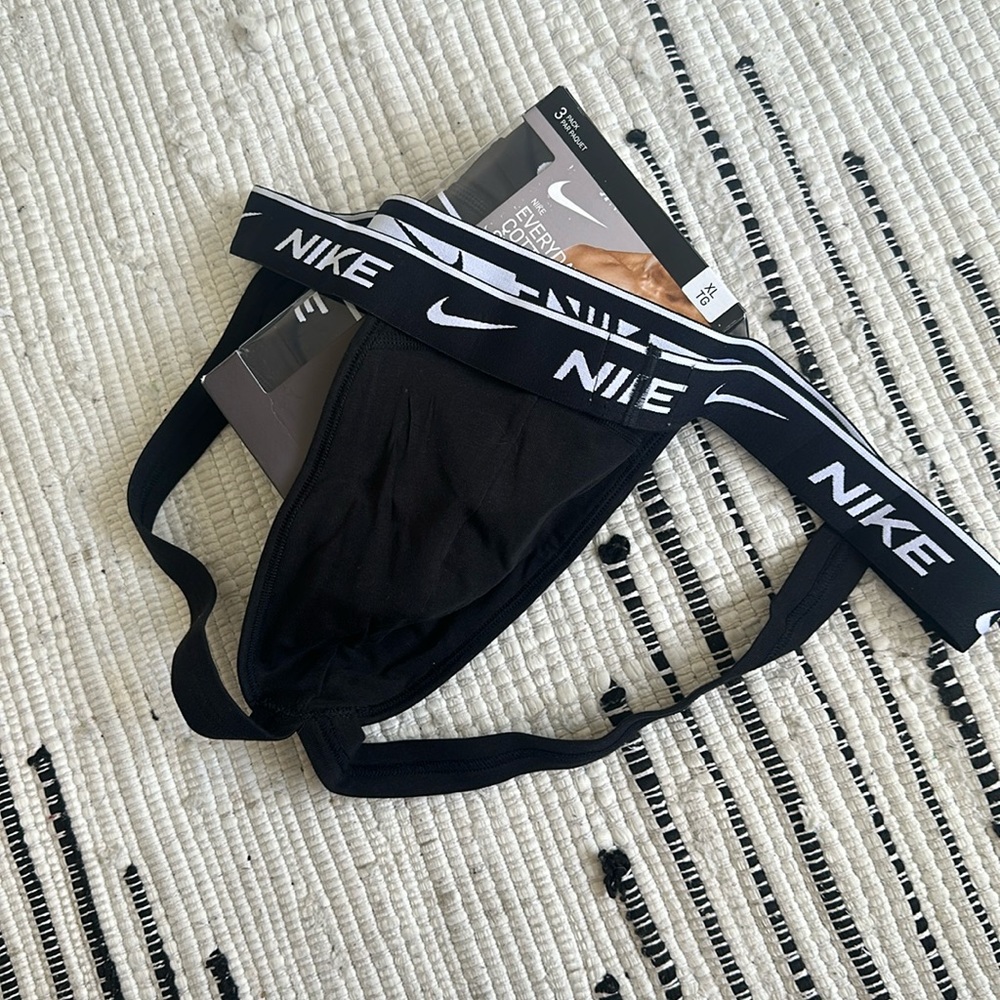 Nike - Picture 3 of 6